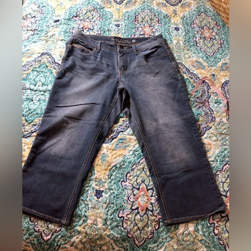 Faded Glory ladies Blue Jean Capri 14. (0064)
